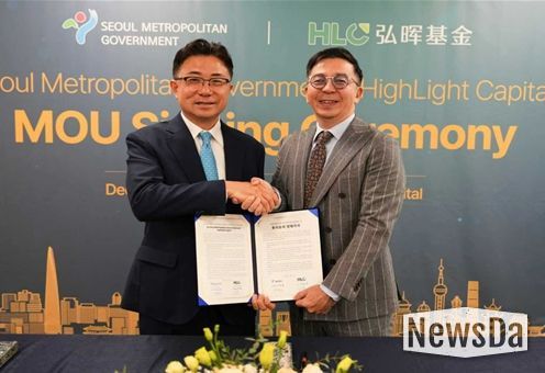 9일(화) 서울시-하이라이트캐피탈 투자유치 MOU 체결식에서 주용태 서울시 경제실장(좌측)과 스티브 왕 CEO(우측)가 협약서를 들고 기념촬영하고 있다.