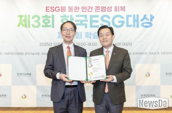 시상식 후 이재준 수원시장(오른쪽)이 기념사진을 촬영하고 있다.