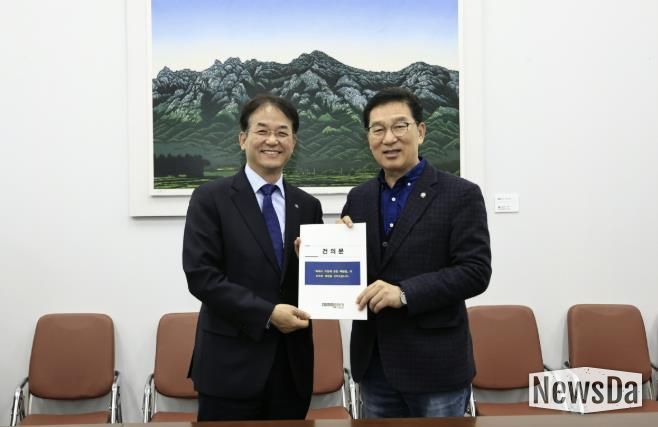 ‘특례시 지원 특별법’제정 건의문 전달 기념촬영_이동환 고양시장(왼쪽), 신정훈 국회 행정안전위원회 위원장(오른쪽)