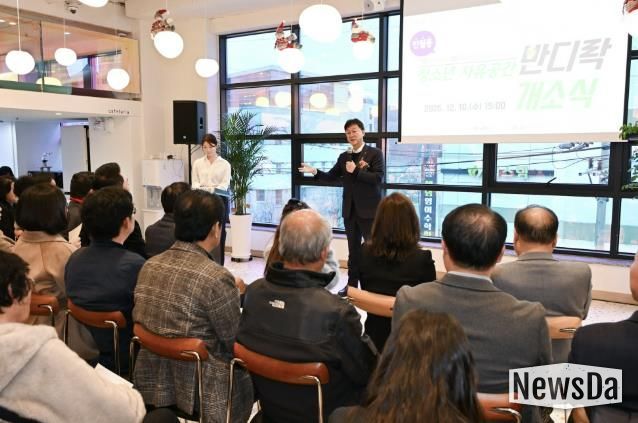 이민근 안산시장이 10일 반월동 청소년자유공간 ‘반디락’ 개소식에서 인사 발언을 하고 있다.