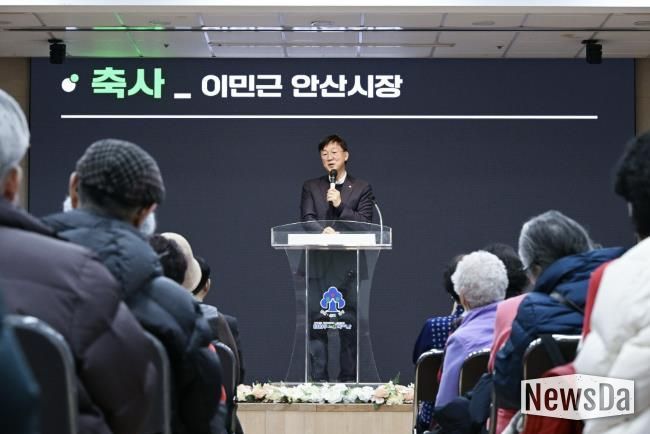 이민근 안산시장이 10일 단원구 노인복지관 대강당 한울채에서 열린 개관 20주년 기념 ‘청춘제’ 행사에서 인사 발언을 하고 있다.