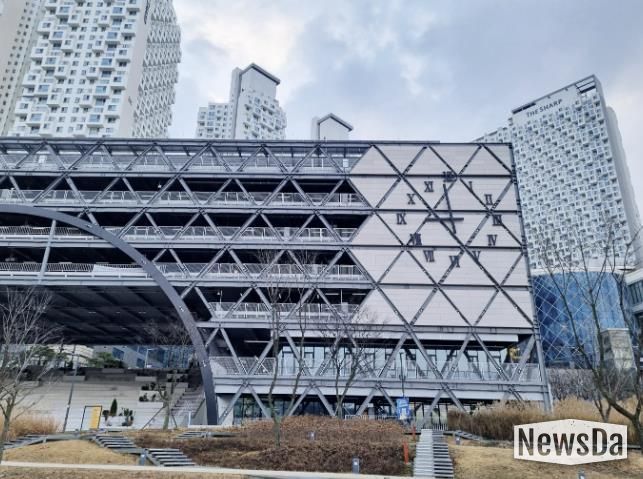 동탄호수공원 주차타워 벽시계(주간)