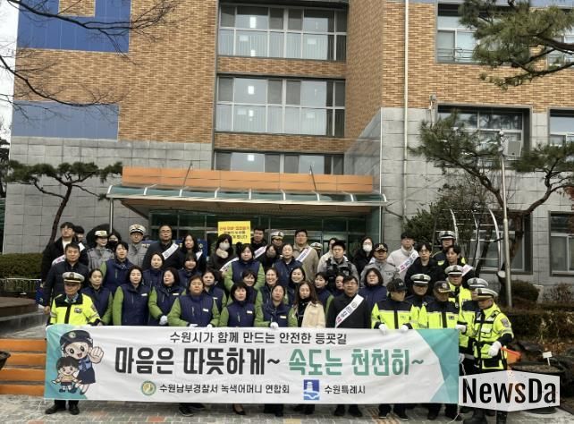 캠페인 참가자들이 함께하고 있다.