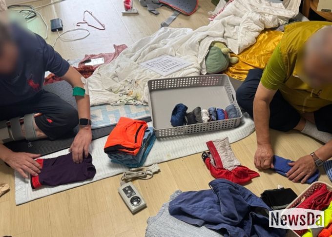 옷을 개고 있는 정리수납 봉사단