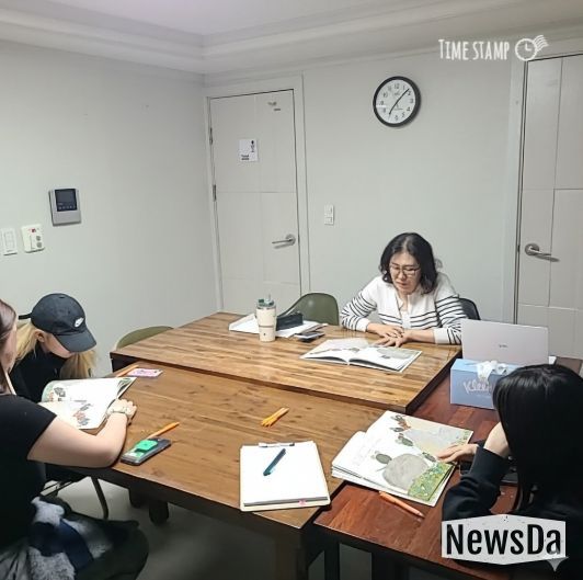 청소년들이 청소년쉼터 독서 심리 프로그램 수업을 듣고 있다.