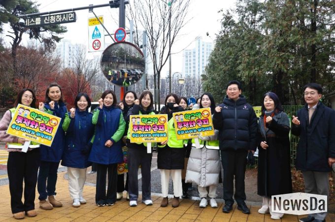 이상일 용인특례시장이 11일 청덕초등학교를 방문해 교통지도봉사를 했다.