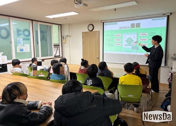 화성도시공사 직원이 관내 지역안동센터 아동을 대상으로 ‘개인정보 보호 교육’을 실시하고 있다.
