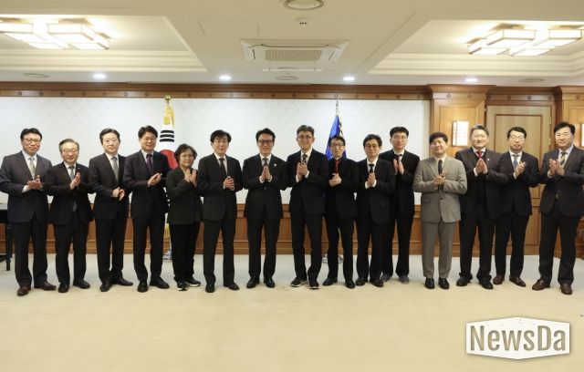 김민석 국무총리가 11일 세종대로 정부서울청사에서 의료혁신위원회 민간위원에게 위촉장을 수여하고 있다.