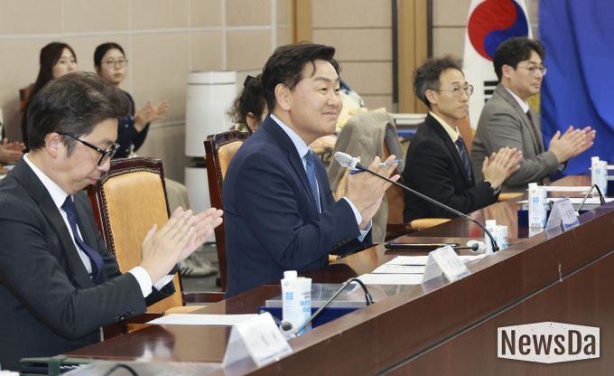 11일 전북특별자치도청 종합상황실에서 열린 2025년 전북특별자치도 유망중소기업 인증서 수여식에 김관영 도지사가 12개 선정기업에게 인증서와 인증현판을 수여하고 있다.