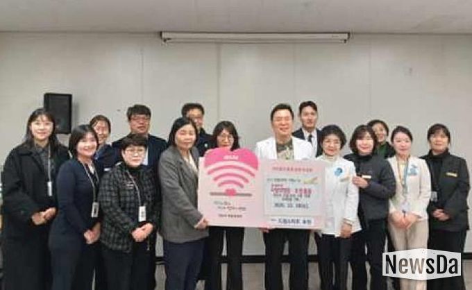 이길재 칠석의료재단 사랑의병원 병원장(오른쪽 다섯번째)이 10일 드림스타트 취약계층 아동을 위한 300만 원 상당의 운동화 교환권을 기탁하고 있다.