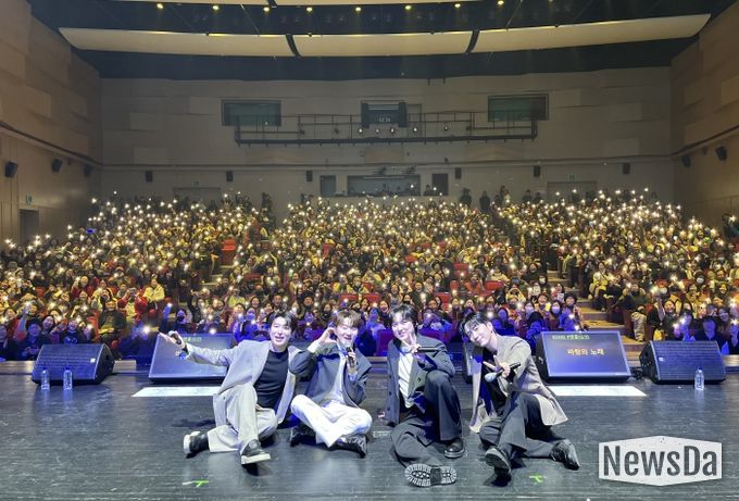 크로스오버 사중창단‘포레스텔라’가 앙코르 공연 도중 휴대폰 불빛으로 호응하는 관객과 함께 기념촬영을 하고 있다.