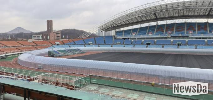 안산 와~스타디움 트랙 비닐하우스 설치 전경. (사진=안산도시공사 제공)
