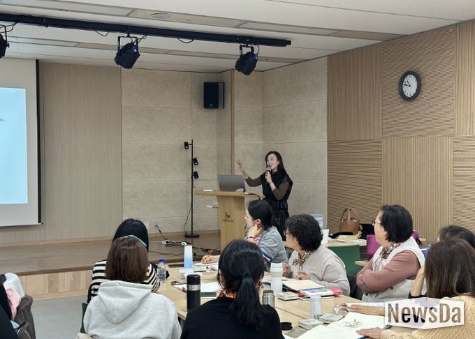 ‘그림책감정코칭지도사 2급 양성과정’수업