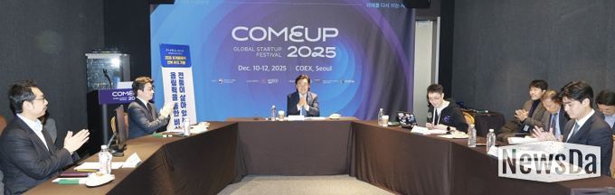 12일 김관영 도지사가 서울 코엑스에서 열린 ‘컴업 2025’ 에서 국내 최대 스타트업 단체인 코리아스타트업포럼과 함께 ‘피지컬 AI 기회의 땅, 전북’을 주제로 좌담회를 갖고 전북 스타트업 전시관을 둘러보고 있다