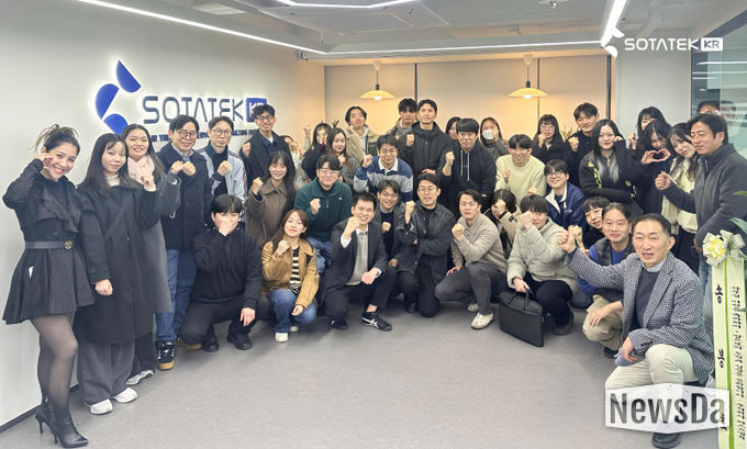 SotaTek Korea 확장 오피스에서 진행된 CEO 방문 기념 단체 사진