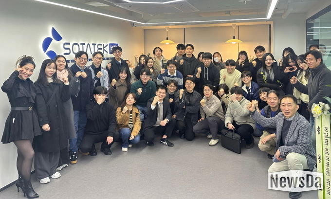 SotaTek Korea 확장 오피스에서 진행된 CEO 방문 기념 단체 사진