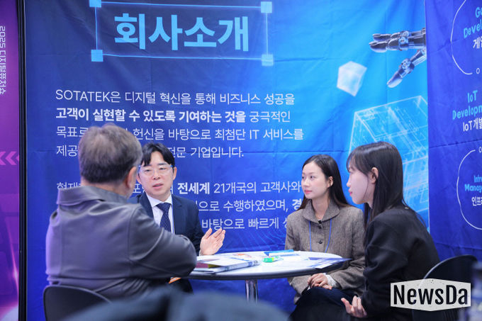 소타텍 코리아 멤버들이 디지털 퓨처쇼 2025 현장에서 업계 관계자들과 네트워킹하는 모습