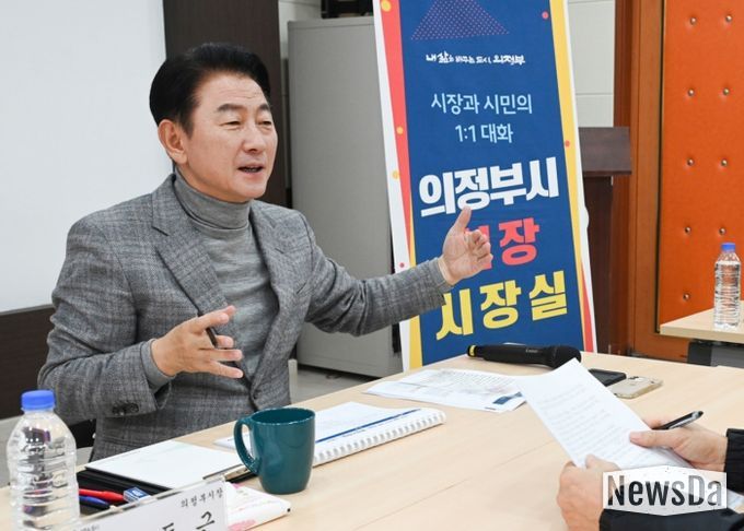 김동근 시장이 12월 12일 신곡2동 주민센터 현장시장실에서 시민과 소통하고 있다.