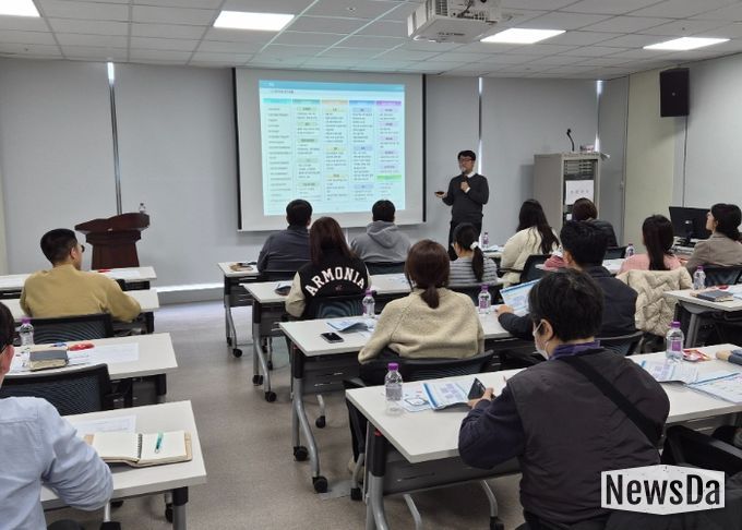 12월 11일, 한국지역정보개발원 전문 강사가 세외수입(일반회계) 부과 담당자 및 팀장을 대상으로 2025년 세외수입 추가 실무교육을 실시하고 있다.