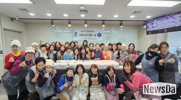 사랑의 동지 팥죽 나눔 행사 참가자들이 함께하고 있다.