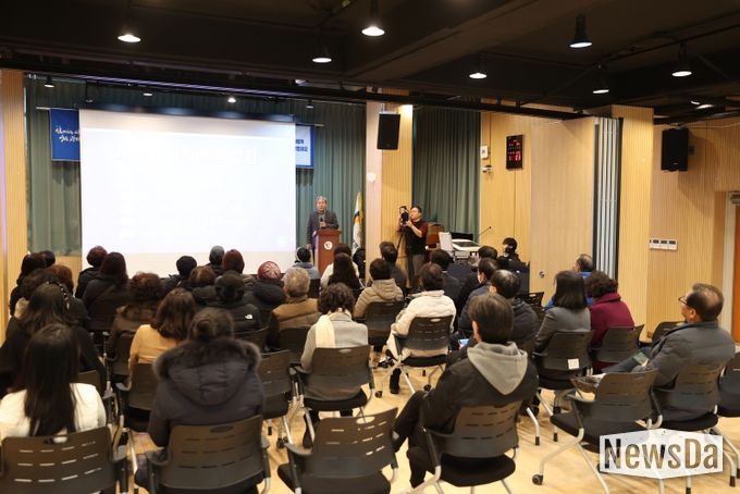 지난 13일 광명6동 행정복지센터 대회의실에서 주민선택 동장임용제 후보자 공약발표회가 진행되고 있다.