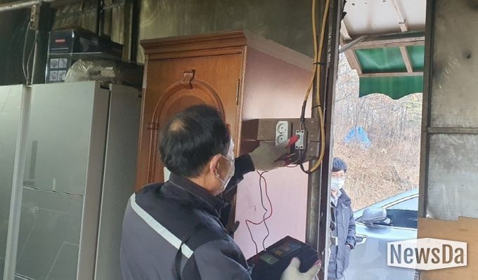 지난 11일 특별점검반이 관내 주거용 및 창고용 비닐하우스를 대상으로 화재 예방 점검을 하고 있다.