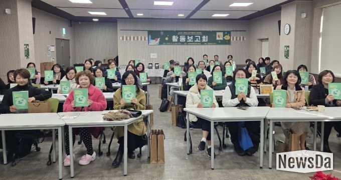 지난 12일 광명시평생학습원에서 공익활동지원센터 활동보고회를 개최하고 기념사진을 촬영하고 있다.