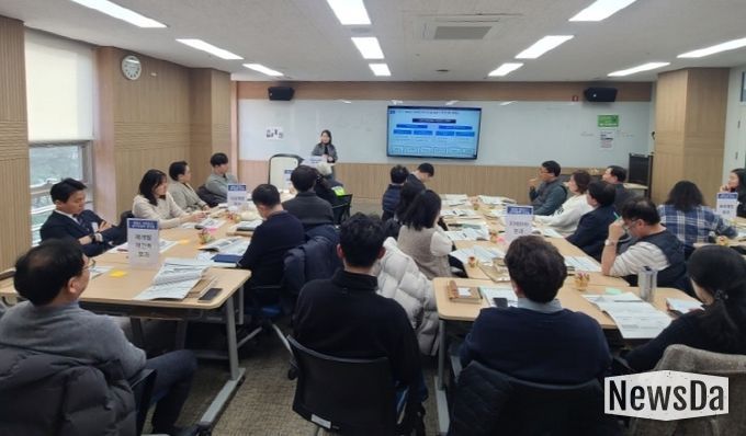 지난 12일 광명시평생학습원에서 '국제안전도시 분과위원회'가 진행되고 있다.