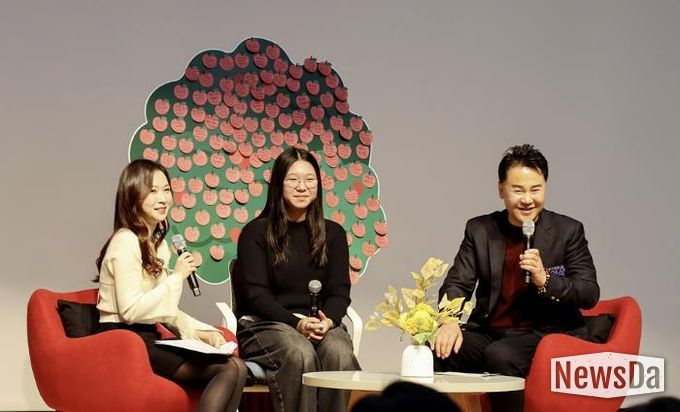 오언석 도봉구청장이 지난 12일 도봉구청 2층 선인봉홀에서 열린 친절선포식-‘친절토크’ 시간에서 구민과 대화를 나누고 있다