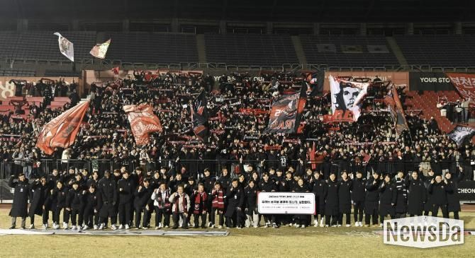 부천FC1995 K리그1 승격을 축하하며 선수단과 헤르메스가 단체 기념사진을 촬영했다.