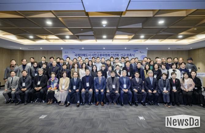 지난 1월 열린 ‘수원시 국제자매도시 시민교류위원회 신년회·신규 위촉식’에서 이재준 수원시장(앞줄 왼쪽 8번째)과 위원들이 함께하고 있다.