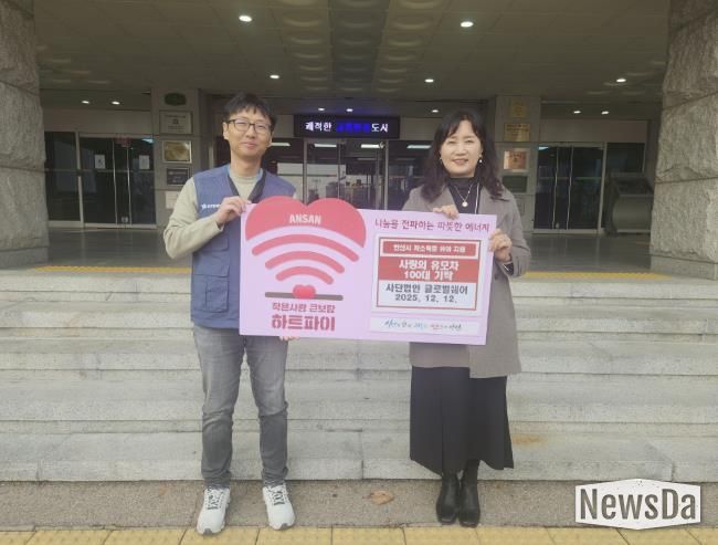 이경숙 복지정책과장(오른쪽)이 12일 (사)글로벌쉐어 관계자로부터 휴대용 유모차 100개(약 2,500만 원 상당)를 기탁받고 기념촬영을 하고 있다.