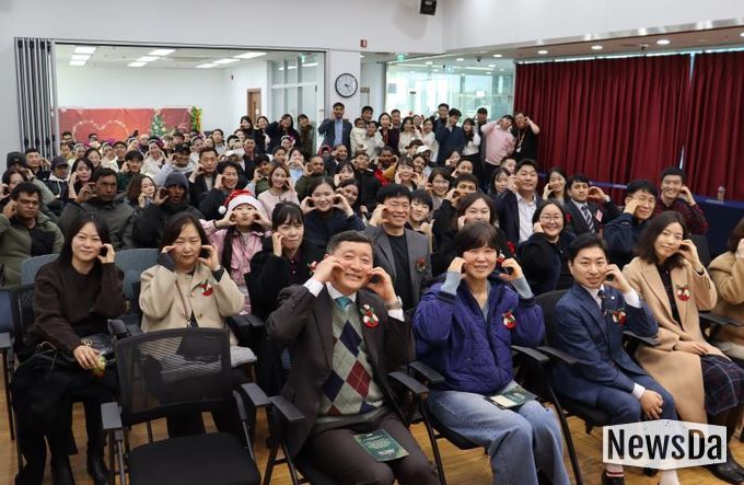 2025년 화성시외국인복지센터 사업보고회 기념 사진