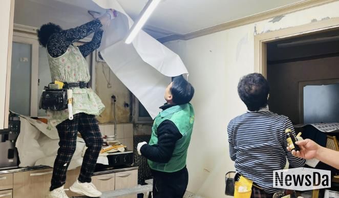 수원시 팔달구 매교동 새마을지도자협의회, 홀몸어르신을 위한 도배장판 지원사업 진행