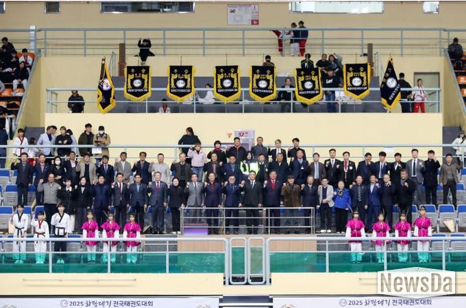 지난 14일 경주실내체육관에서 열린 ‘2025 화랑대기 전국태권도대회’ 개회식에서 주요 내빈과 관계자, 선수들이 한자리에 모여 대회의 성공적인 개최를 기원하며 기념촬영을 하고 있다.