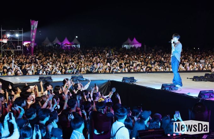 광산구가 지난 9월 광산뮤직ON페스티벌을 개최해 시민들이 마지막 무대에 오른 10cm공연 즐기고 있다.