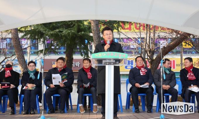 2025년 안성시 성탄트리점등식 개최...사랑과 나눔의 연대 빛내