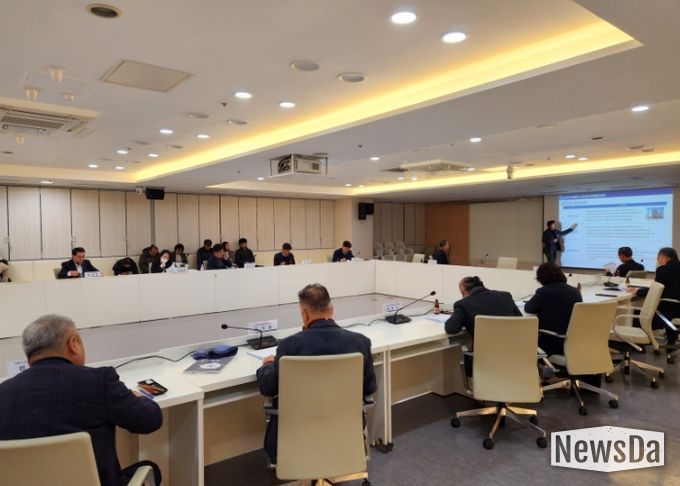 김영문 문화경제부시장이 15일 오전 시청 중회의실에서 열린 복합쇼핑몰 상권영향평가 연구용역 최종 보고회에 참석해 연구용역 결과를 청취하고 있다. /광주광역시 제공