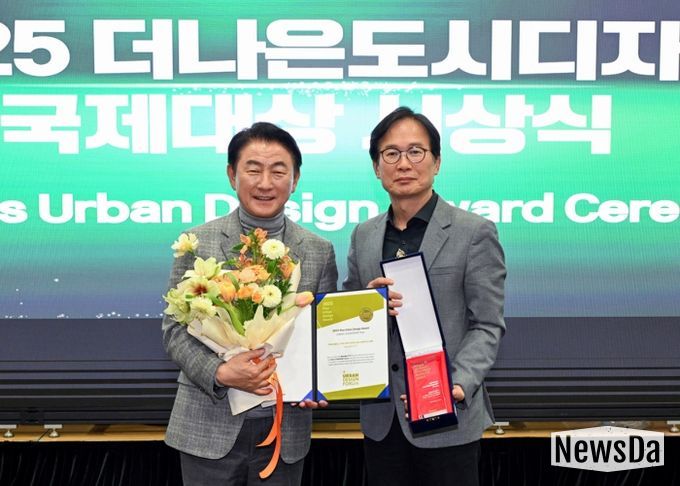 김동근 시장이 12월 12일 ‘더 나은 도시디자인 국제대상’ 시상식에서 ‘도시리더’ 부문을 수상한 뒤 기념사진을 찍고 있다.