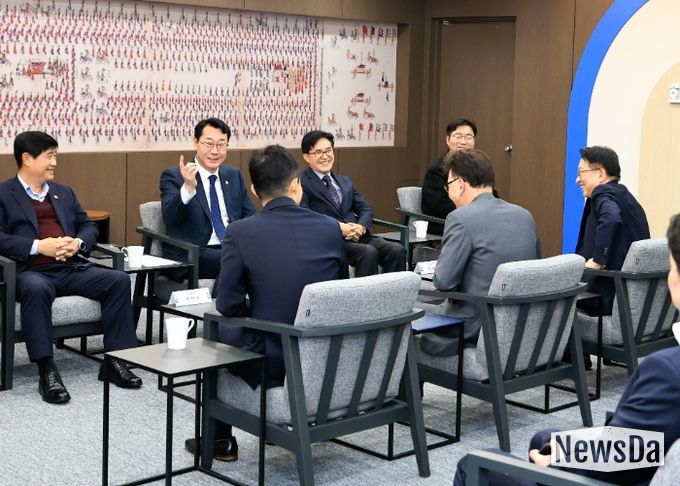 정명근 화성특례시장이 중소벤처기업 산업재산권 보호를 위한 업무 협약식에서 협약 내용에 대하여 참석 내빈들에게 설명 하고 있다