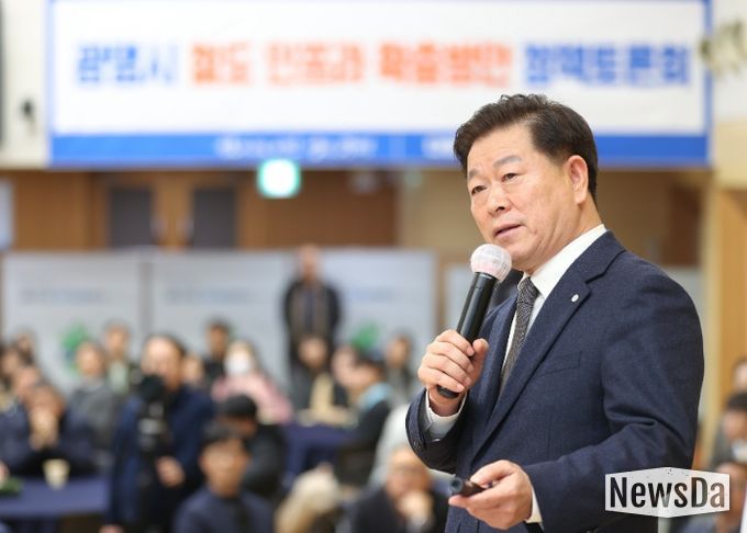 박승원 광명시장이 15일 오후 시청 대회의실에서 열린 '광명시 철도 인프라 확충방안 정책토론회'에 참석해 발제하고 있다.