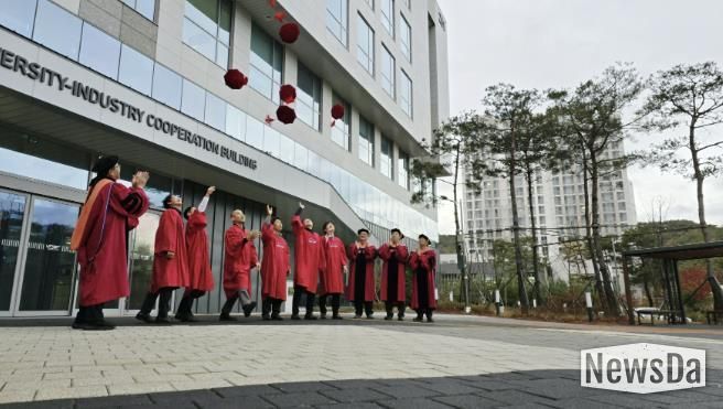용인특례시와 울산과학기술원이 공동 운영하는 '반도체 최고위과정' 4기 수료식이 12일 열렸다