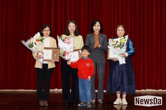 이선희 문화체육관광국장(오른쪽 두번째)이 평생비전센터 교육수료식에서 표창장 수상자들과 함께 기념촬영을 하고 있다.