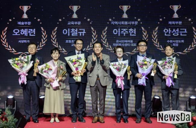 이재준 수원시장(가운데)과 수원시 문화상 수상자들이 함께하고 있다. 이주현 온시민 매여울자원봉사센터 대표(오른쪽부터) 안성근 수원시 검도회 회장, 최윤정 중부일보 대표이사, 이재준 시장, 이철규 효동초등학교 교장, 오혜련 서양화가, 김경환 성균관대학교 글로벌창업대학원 원장.