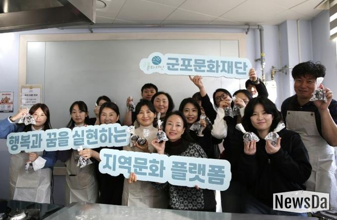 군포문화재단, 따뜻한 마음 전하다...군포시늘푸른노인복지관에 머핀 1천개 전달