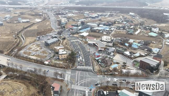 용인특례시는 처인구 포곡읍 마성리 50-6번지와 영문리 2-93번지를 잇는 연결도로(중1-45호)를 확장 개통했다