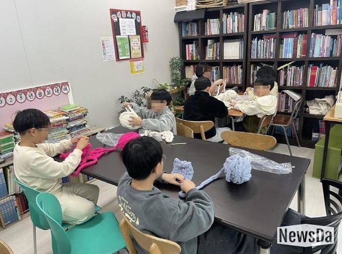 의정부시 송산2동, 아이들의 손끝에서 피어난 온기…어르신께 전할 사랑의 목도리 준비