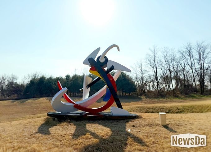 제2회 서울조각상 대상작(방인균, '얼쑤!', 노을조각공원 전시 중)