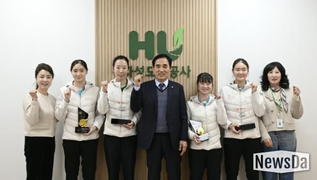 국제대회와 전국대회에서 입상한 화성도시공사 탁구단 선수들과 HU공사 한병홍 사장이 메달과 상패를 들고 기념촬영을 하고 있다.