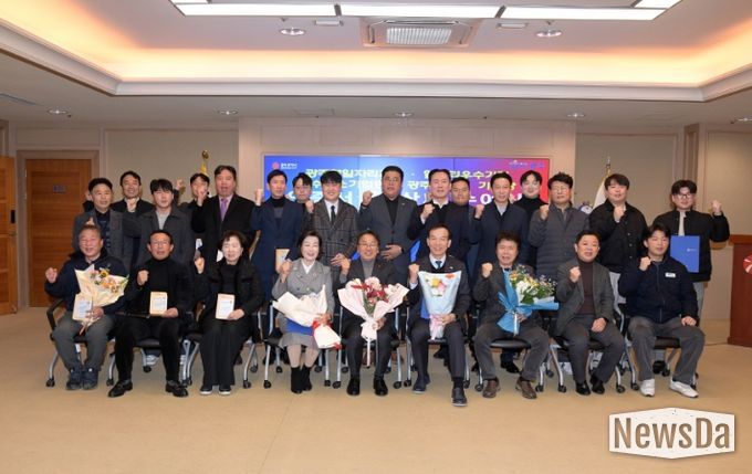 강기정 광주광역시장이 16일 오전 시청 비즈니스룸에서 열린 광주명장·기술장 등 인증서 및 상패 수여식에 참석해 인증서 및 상패를 수여한 후 수상자들과 함께 기념촬영을 하고 있다. /광주광역시 제공